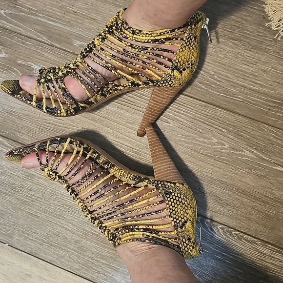 Vince Camuto Yellow and Black Women's Snakeskin Heels - Picture 11 of 12